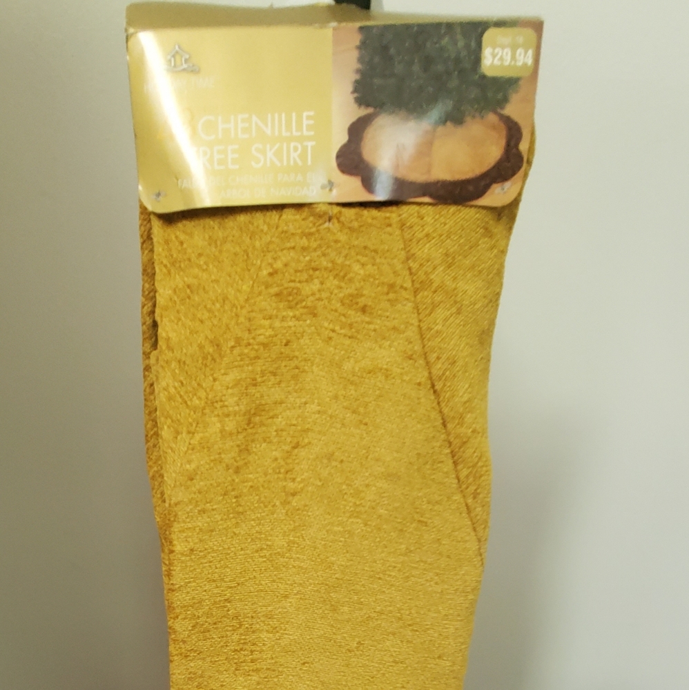 HOLIDAY TIME CHENILLE TREE SKIRT